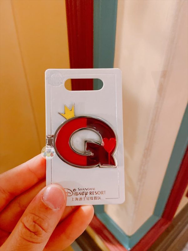 SHDL - Disney Character English Alphabet ‘Q’ Queen of Heart Pin For Sale